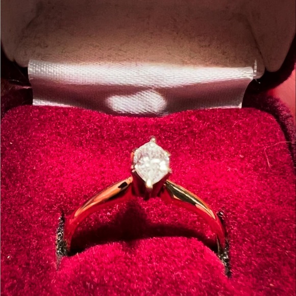 VERY PRETTY ENGAGEMENT RING - Picture 3 of 3